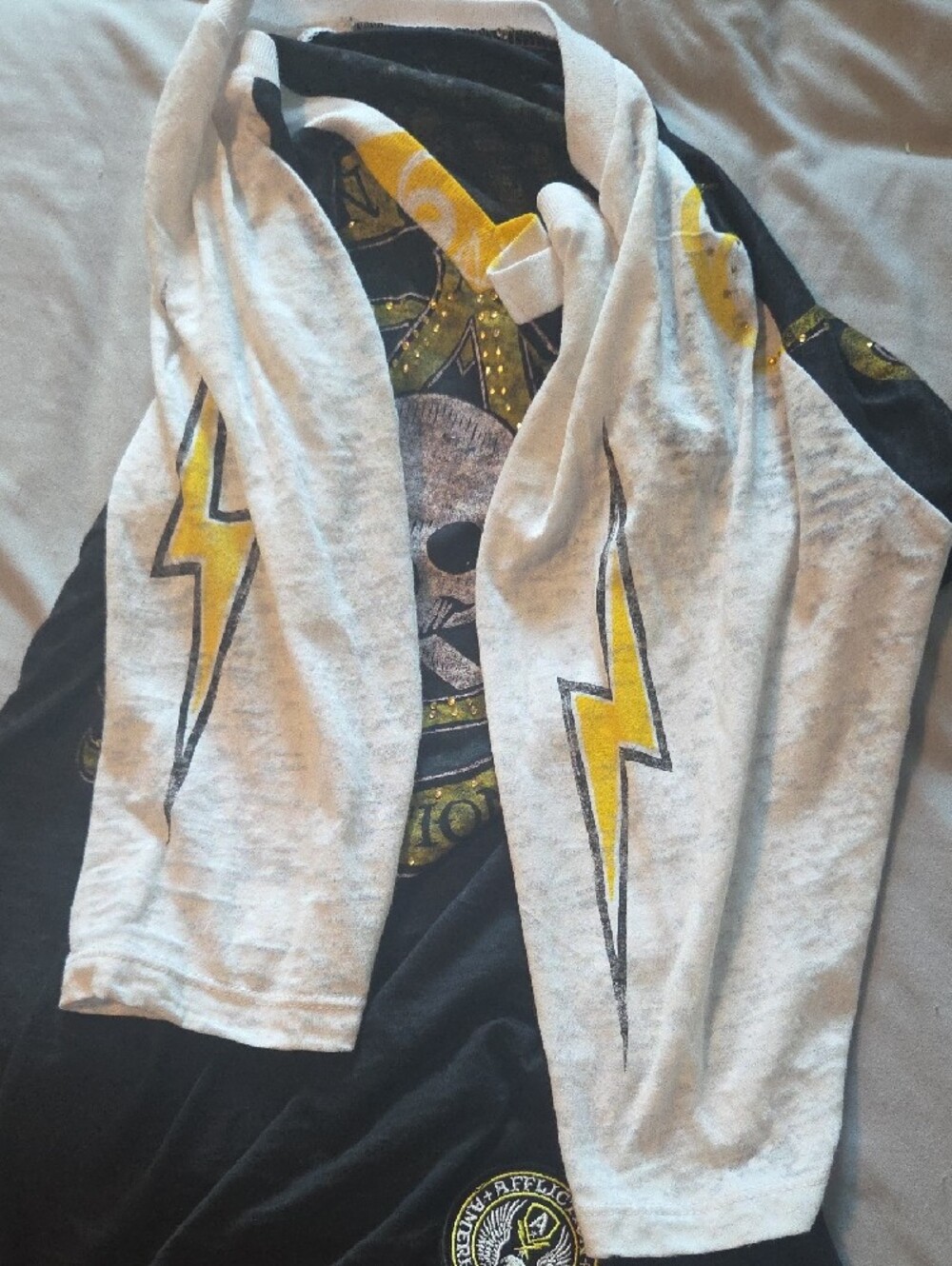 Affliction Black and White Raglan Skull Crest Tee V-neck W Sz L - Picture 4 of 5